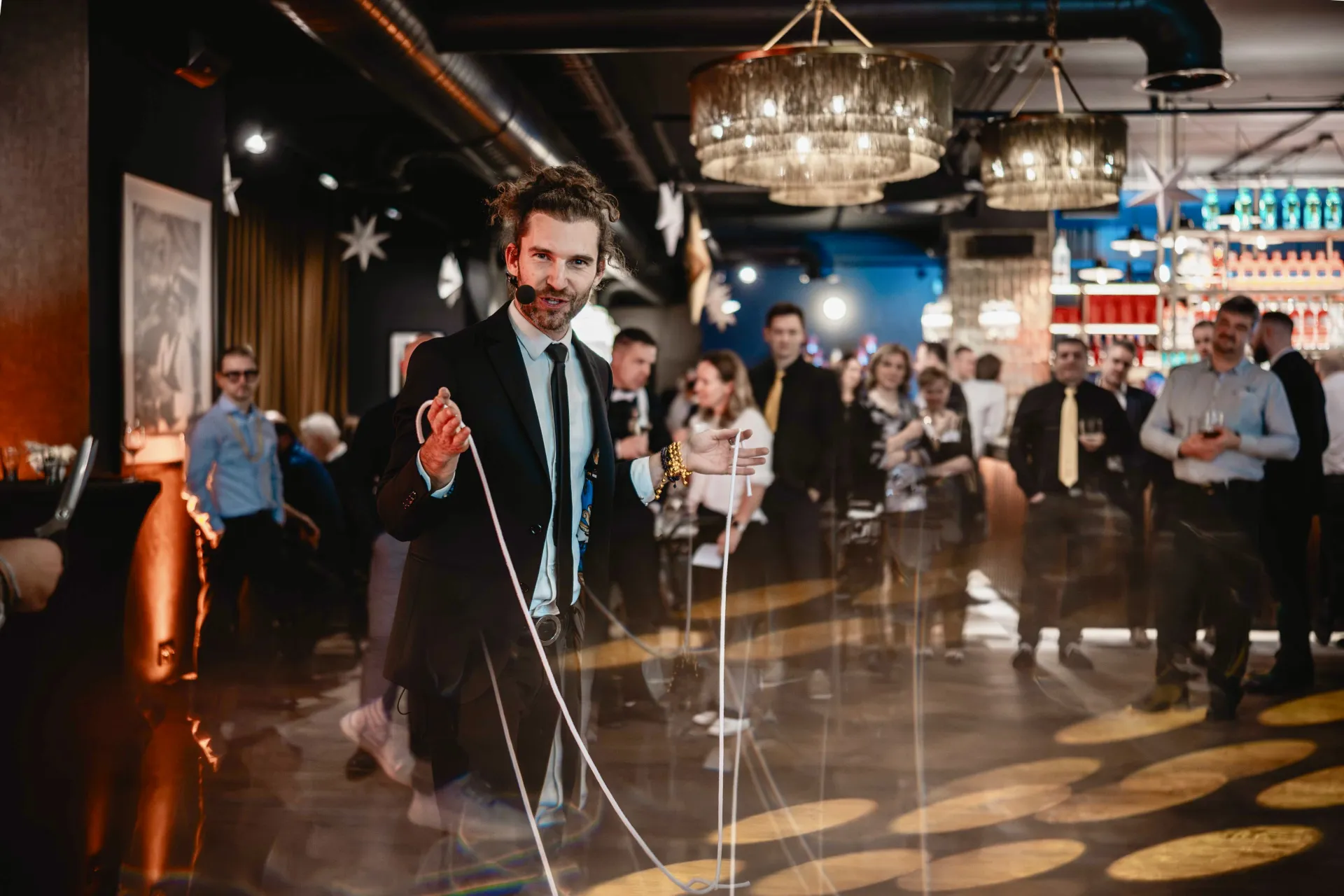 Kouzla s provazy mezi hosty